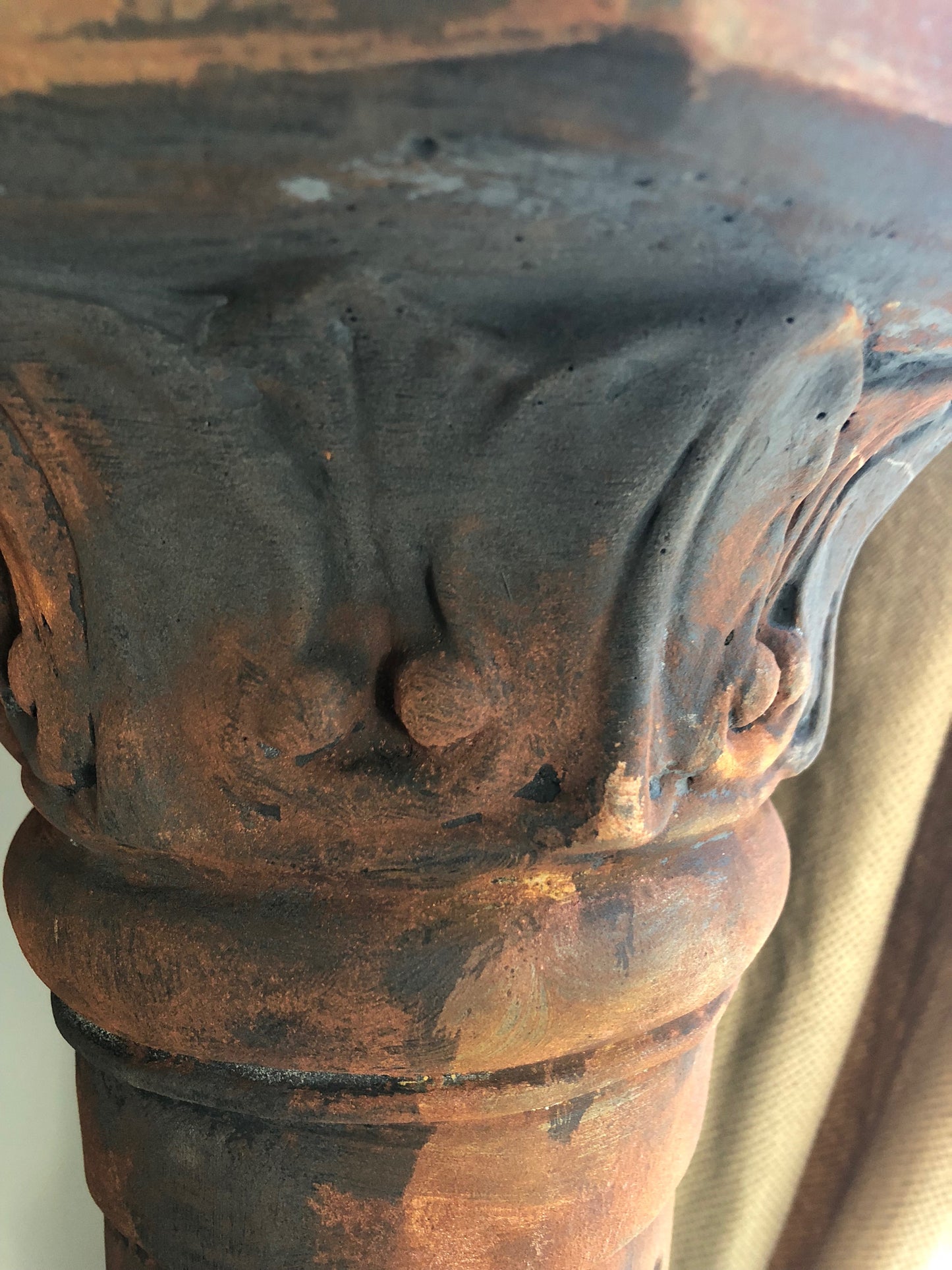 Pillar/pedestal rust finish